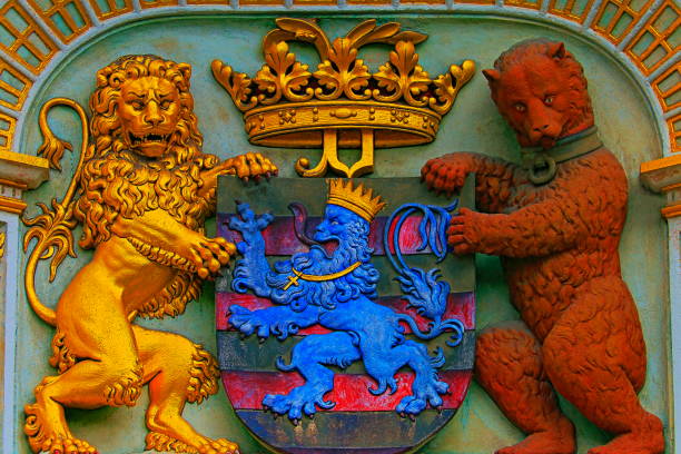 antiga leão, urso e escudo com detalhes de brasão de armas de bruges-bruges, bélgica - flag flanders medieval lion - fotografias e filmes do acervo