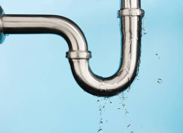 물에 고립 된 밝은 파란색 배경에 스테인레스 스틸 싱크 파이프에서의 누수 - water pipe 뉴스 사진 이미지