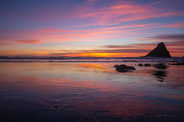 istock Heceta Beach at Sunset 1090698380