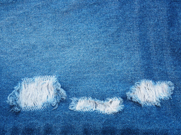 arraché modèle déchiré de denim bleu clair - textile canvas torn textured photos et images de collection