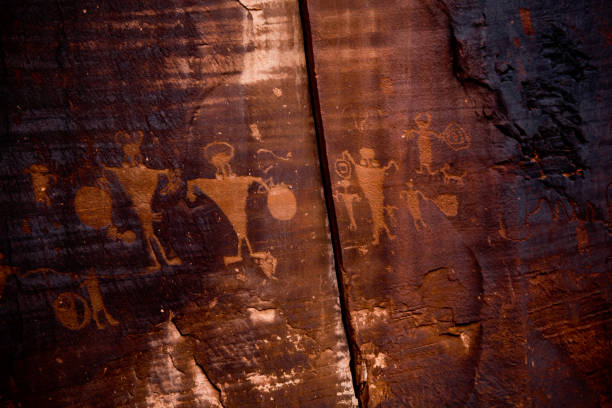 native american panel petroglyph na pustyni - prehistoric art audio zdjęcia i obrazy z banku zdjęć