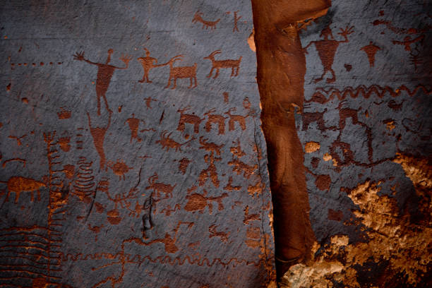 panel de petroglifos indígenas en utah - cave painting indigenous culture art arizona fotografías e imágenes de stock