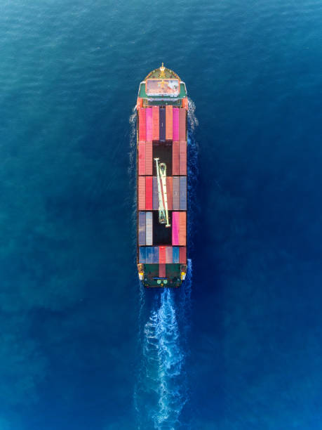 top luftbild containerschiff im hafen und arbeiten kran brücke volllast container für import export, versand oder transport logistikkonzept. - container ship tugboat nautical vessel pulling stock-fotos und bilder