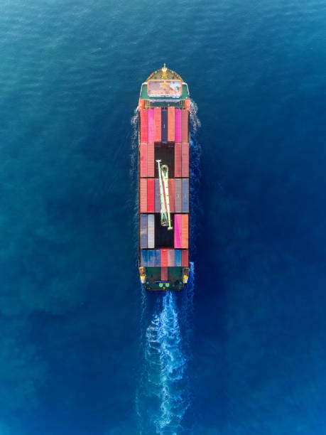 바다 포트 및 작업 크레인 다리 완전 부하 컨테이너 물류 가져오기 내보내기, 운송 또는 운송 개념에서 공중 ��상위 뷰 컨테이너 배. - freight transportation tugboat nautical vessel sea 뉴스 사진 이미지