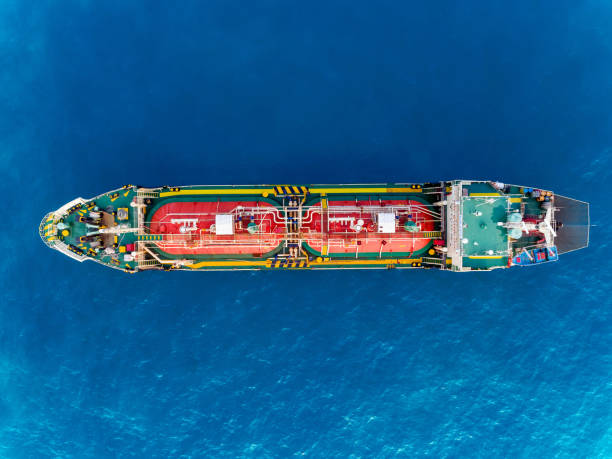 buque petrolero petróleo o gas lpg dispone de aparcamiento el mar esperando la descarga a la refinería. - buque tanque fotografías e imágenes de stock