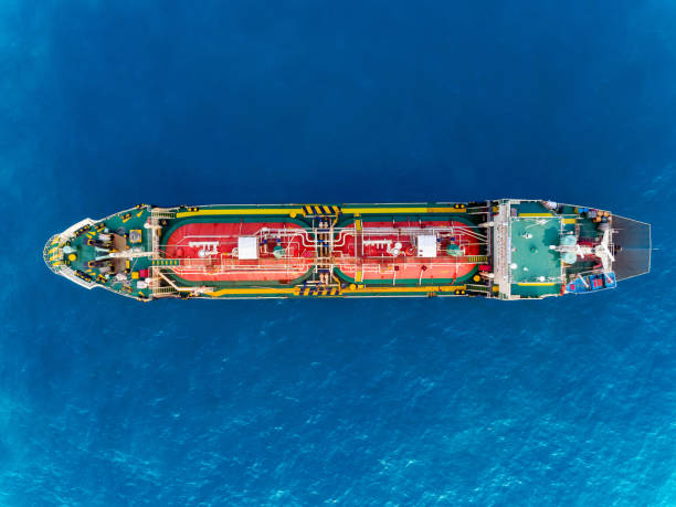 корабль танкер нефти или газа сжиженного природного газа парковка на море ждет разгрузки на нефтеперерабатывающий завод. - oil carrier стоковые фото и изображения