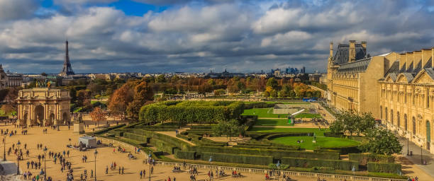 panorama del paisaje urbano de parís con el jardín de las tullerías, el arc du carrousel y la torre eiffel delante del museo del louvre en parís, francia - arc de triomphe du carrousel fotografías e imágenes de stock