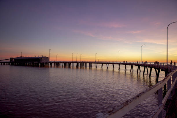 pôr do sol ao longo do cais em derby, austrália ocidental. - kimberley plain - fotografias e filmes do acervo