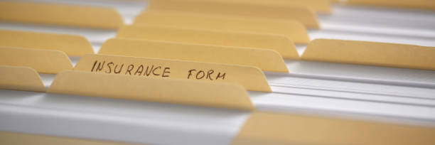 dossiers jaunes avec étiquettes et papier dans une rangée - sharing data file document photos et images de collection