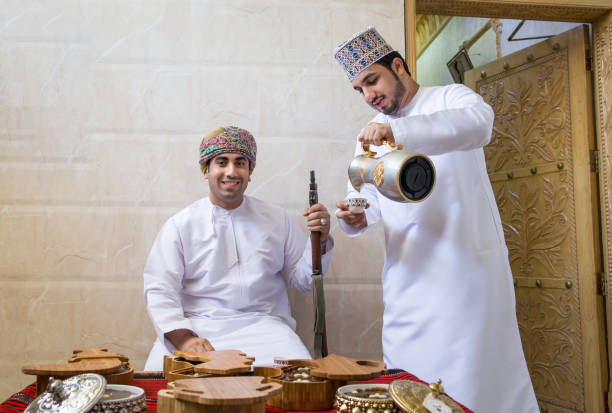 omanische männer bei einer kaffeepause - arabian peninsula stock-fotos und bilder