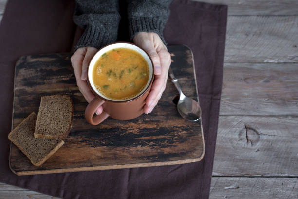 kubek zupy w rękach - spoon heat pumpkin eating zdjęcia i obrazy z banku zdjęć