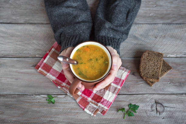 kubek zupy w rękach - spoon heat pumpkin eating zdjęcia i obrazy z banku zdjęć