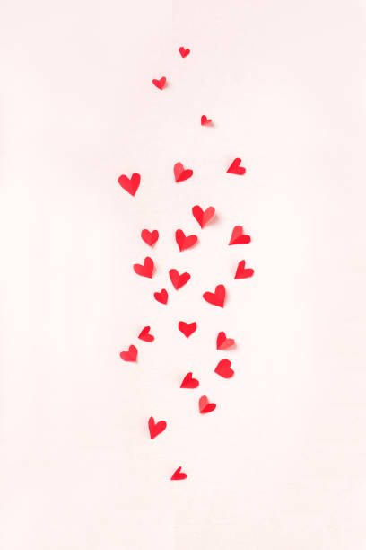 czerwone serca na różowym pastelowym tle - heart shape paper textured pastel colored zdjęcia i obrazy z banku zdjęć