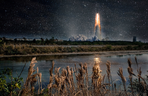 Lanzamiento de misiles en la noche. Paisaje de naturaleza tranquila y reflejo en el arroyo. Los elementos de esta imagen proporcionada por la NASA. photo