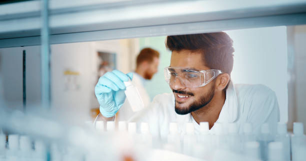 gruppe von chemiestudenten, die arbeiten im labor - hospital doctor medical exam healthcare and medicine stock-fotos und bilder