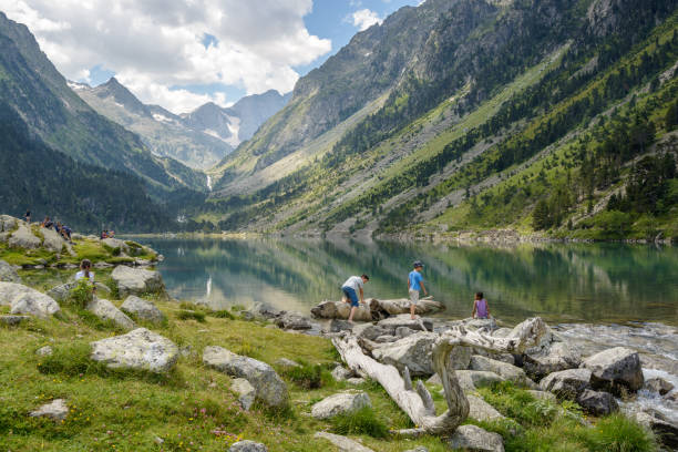 ゴウブ湖で遊んでいる子供たち, フランスのピレネー山脈, コテレ渓谷 - gaube ストックフォトと画像