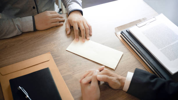 l’homme avec la lettre de démission pour quitte un emploi de gestionnaire des ressources humaines - rejet photos et images de collection