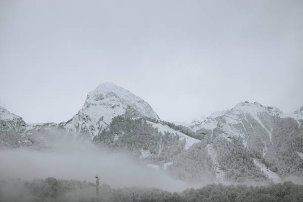 beauyiful veiw montagnes avec des nuages - beauyiful photos et images de collection