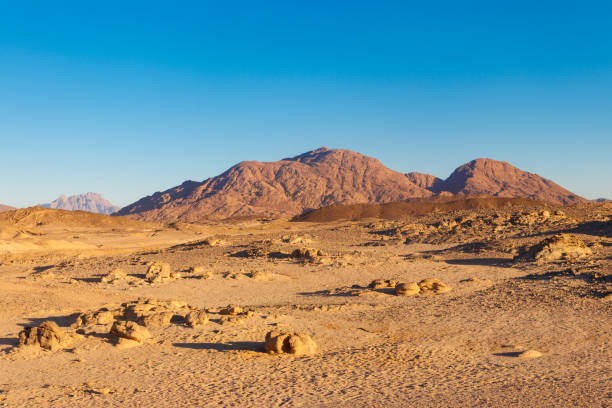 エジプトのアラビア砂漠と山脈紅海の丘陵地帯の眺め - beautiful horizontal arabia hurghada ストックフォトと画像