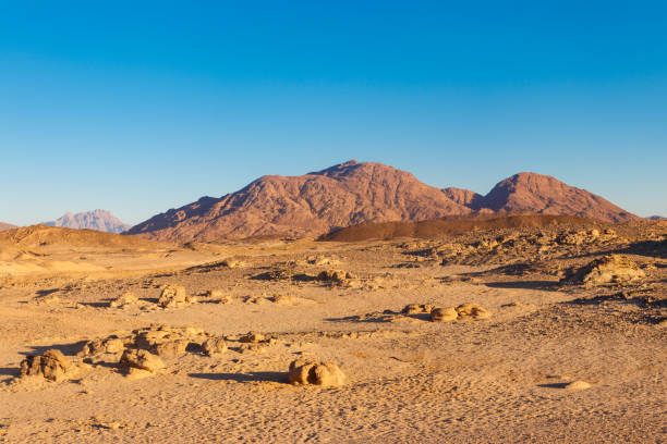 vista do deserto da arábia e a cordilheira de montanhas do mar vermelho no egito - beautiful horizontal arabia hurghada - fotografias e filmes do acervo
