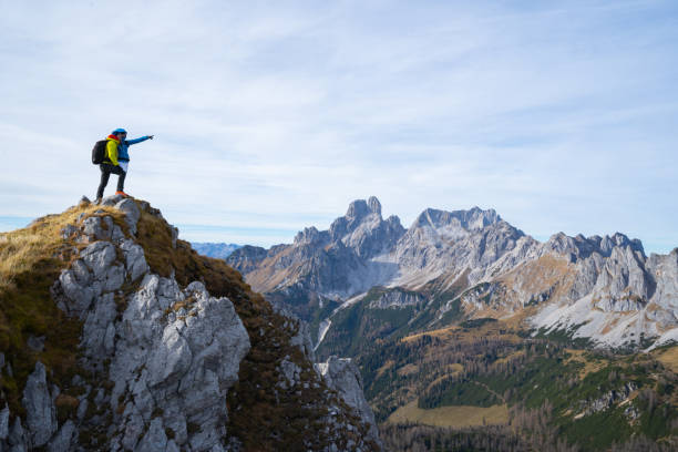 hiking couple enjoying amazing view high up in austrian mountains on cold day - journey footpath exercising effort imagens e fotografias de stock