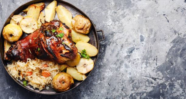 eisbein mit sauerkraut gebraten - pork hock stock-fotos und bilder