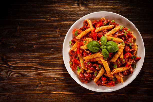 ひき肉とトマトのペンネ - pasta directly above fusilli food ストックフォトと画像
