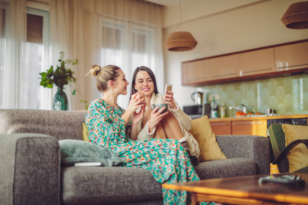 junge frauen zu hause - schwester stock-fotos und bilder