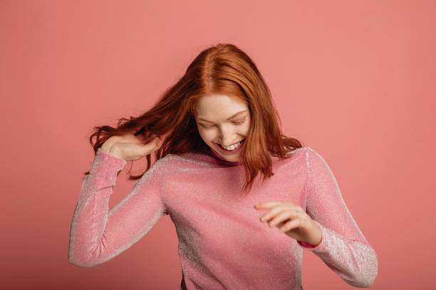 ihr rotes haar streichen - haare schütteln stock-fotos und bilder