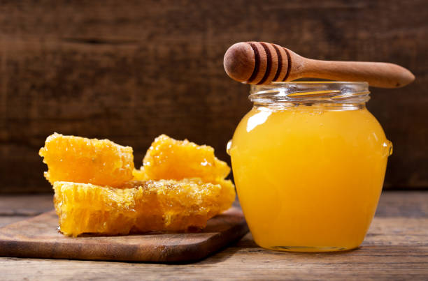 istock jar of honey and honeycombs 1090835094