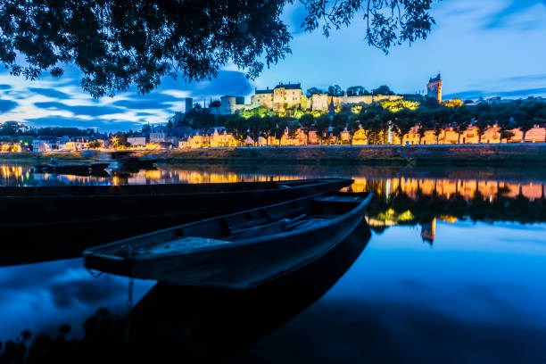 ciudad de chinon francia durante la hora azul - chinon fotografías e imágenes de stock