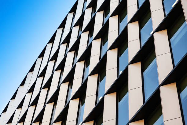 абстрактная современная архитектура в лондонском сити - glass facade copy space skyscraper стоковые фото и изображения