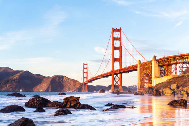 point de vue de la plage du prévôt golden gate bridge, san francisco, en californie. - bridge golden gate bridge cloud san francisco bay photos et images de collection