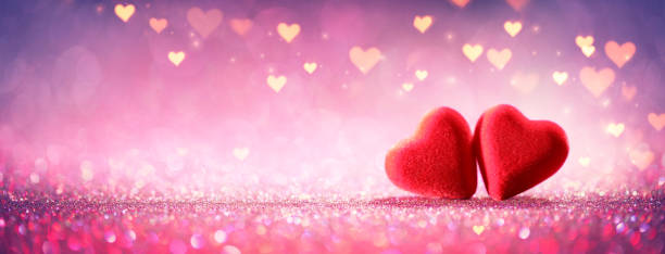 herzen auf glitter in glänzenden hintergrund - valentinstag-konzept - february valentines day heart shape love stock-fotos und bilder