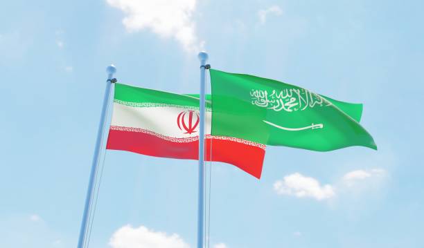 イラン、サウジ�アラビア、青空を振って 2 つのフラグ - iran ストックフォトと画像