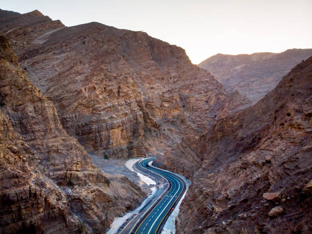 route de désert entouré de vue aérienne de grès - ras al khaimah photos et images de collection