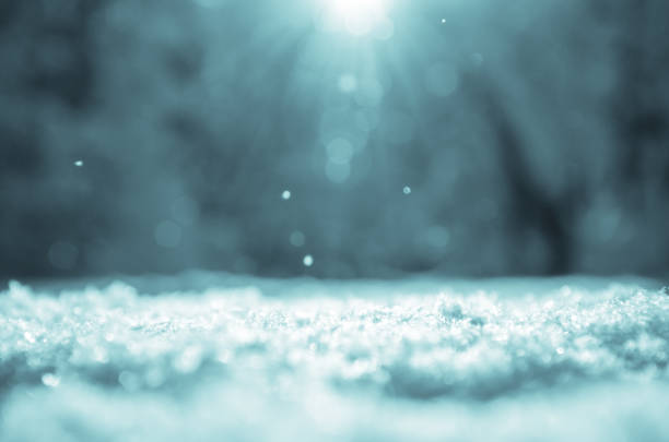 słoneczne zimowe tło świąteczne z zaspami śnieżnymi na pierwszym planie i rozmytym leśnym krajobrazem na tle. - fairy tale abstract light effect sunny zdjęcia i obrazy z banku zdjęć