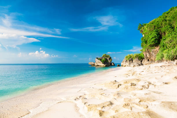 praia tropical com o azul do oceano e céu em bali - kuta beach - fotografias e filmes do acervo