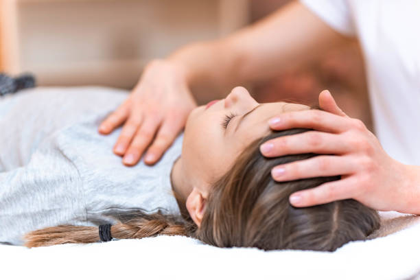 альтернативная медицина для детей - spa treatment head massage health spa healthy lifestyle стоковые фото и изображения