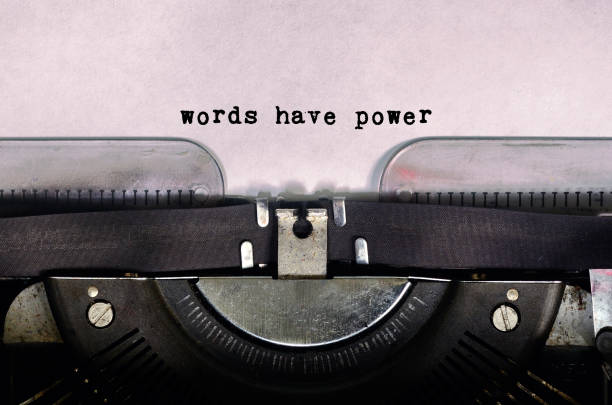 mots ont puissance type de texte sur la machine à écrire vintage - respect photos et images de collection