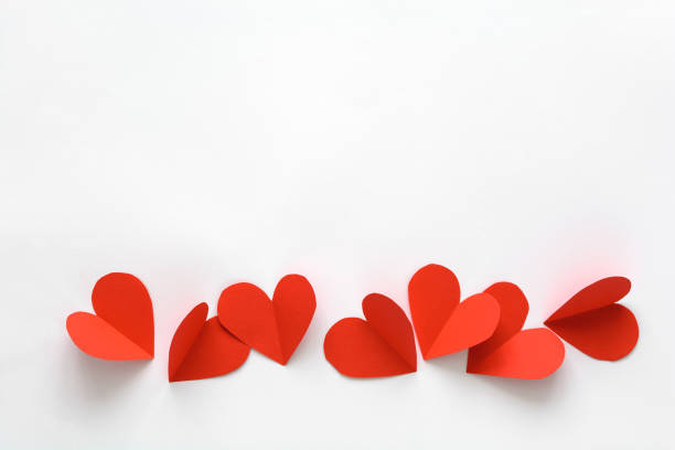 cartão de dia dos namorados. corações de papel vermelho sobre fundo branco papel. corte de papel, estilo e conceito minimalista - valentines day origami romance love - fotografias e filmes do acervo