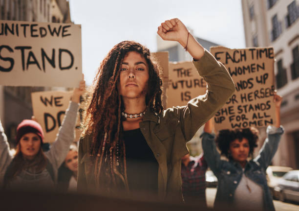 grupo de protesta para el empoderamiento de mujeres y la igualdad de - activista fotografías e imágenes de stock