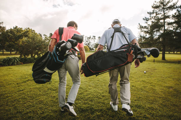 golfista senior después de un partido de golf - golf athlete fotografías e imágenes de stock