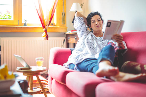 mujer adulta media en casa - women book mature adult reading fotografías e imágenes de stock