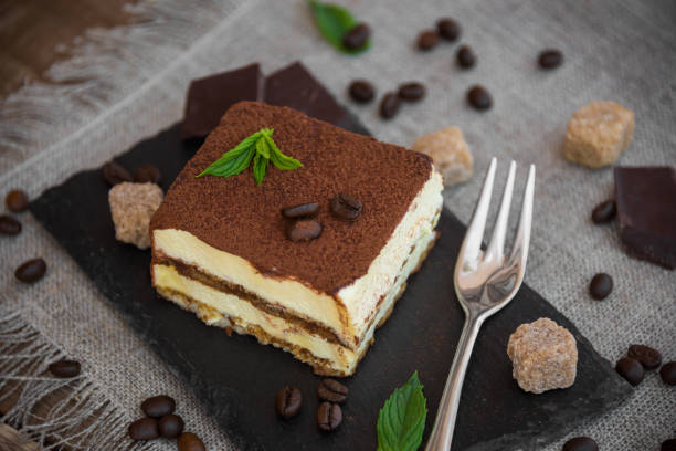 торт тирамису - tiramisu dessert italian culture cake стоковые фото и изображения