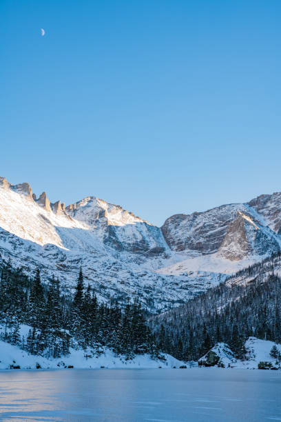 winter in rocky mountain nationalpark - cold lake frozen estes park stock-fotos und bilder