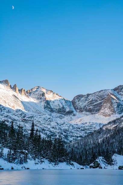 зима в национальном парке роки-маунтин - cold lake frozen estes park стоковые фото и изображения