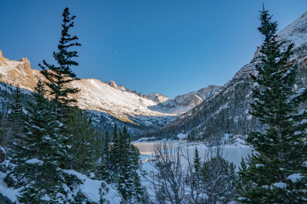 зима в национальном парке роки-маунтин - cold lake frozen estes park стоковые фото и изображения