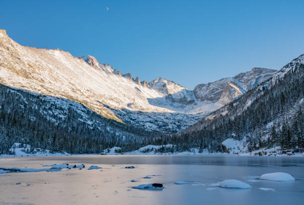 зима в национальном парке роки-маунтин - cold lake frozen estes park стоковые фото и изображения