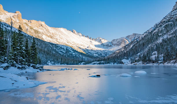 winter in rocky mountain nationalpark - cold lake frozen estes park stock-fotos und bilder